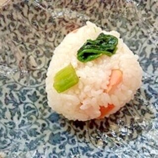 埼玉県三郷市の小松菜で鮭おにぎり